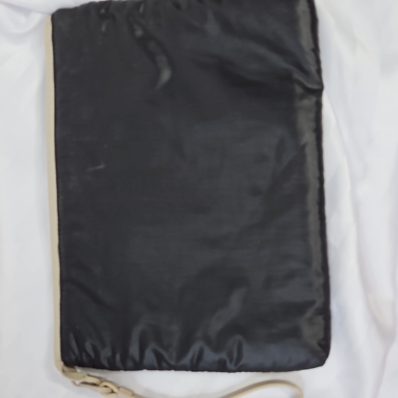 MARC JACOBS NYLON WRISTLET IN BLACK - Picture 3 of 10